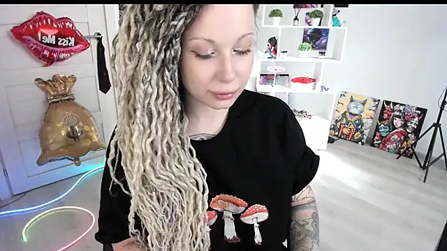 HoneySallyMoore online show from June 18, 3:49 pm