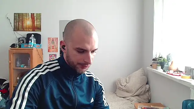 OskarBreno online show from May 6, 1:38 pm