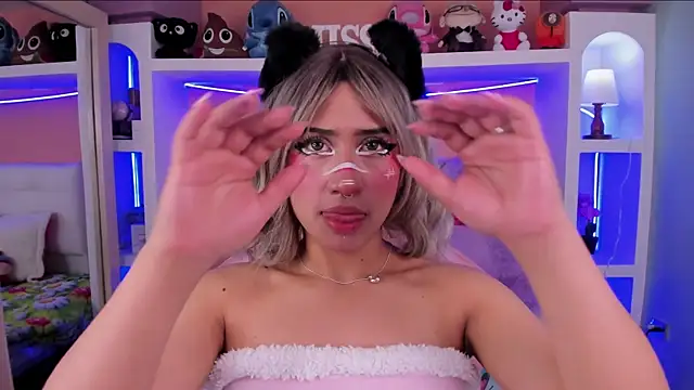 Snapshot of miss___megan chatting on February 17, 2:30 am miss megan online show from February 17, 2:30 am