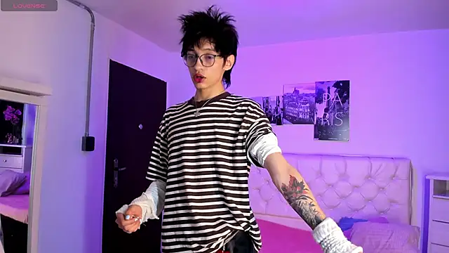 Juli Roos  online show from February 16, 6:37 pm