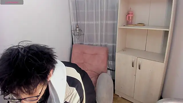 Juli Roos  online show from February 18, 6:26 pm