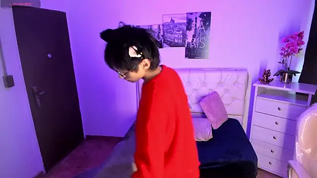 Juli Roos  online show from February 22, 4:49 pm