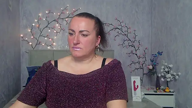 Snapshot of DianaMGG chatting on April 24, 5:43 am DianaMGG online show from April 24, 5:43 am