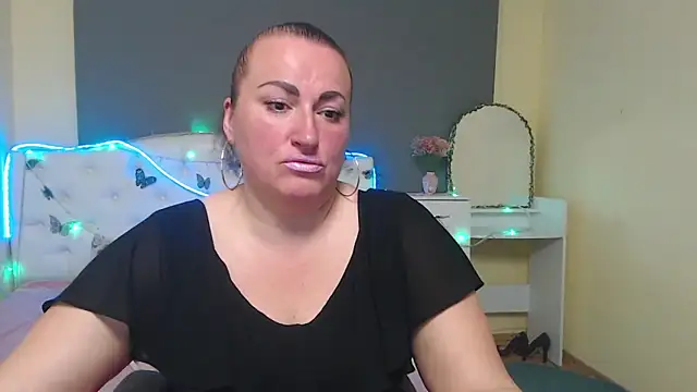Snapshot of DianaMGG chatting on April 27, 5:49 am DianaMGG online show from April 27, 5:49 am