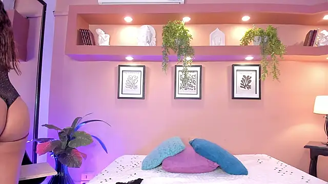 SofiaBennett  online show from March 8, 12:20 pm