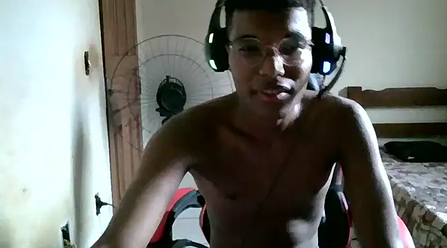 Snapshot of pauzudobr4 chatting on February 15, 2:33 pm pauzudobr4 online show from February 15, 2:33 pm