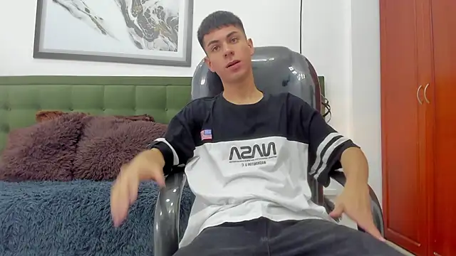 Snapshot of Johann_sex chatting on February 17, 5:41 pm Johann sex online show from February 17, 5:41 pm