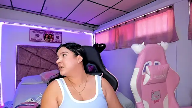 Snapshot of Cristal_Smith20 chatting on April 24, 4:09 pm Cristal Smith20 online show from April 24, 4:09 pm