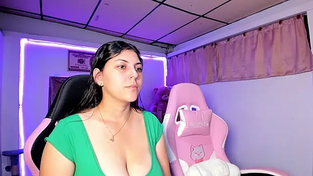 Snapshot of Cristal_Smith20 chatting on May 29, 11:30 am Cristal Smith20 online show from May 29, 11:30 am