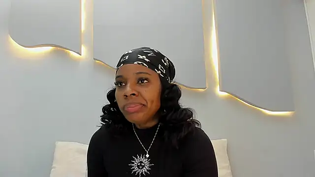 EmilyDiaaz online show from April 20, 12:30 pm