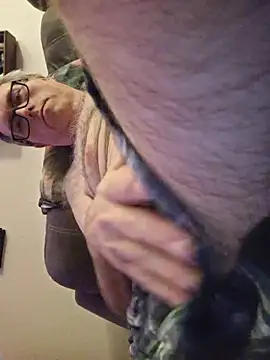 Snapshot of Smallone327 chatting on December 21, 4:41 am Smallone327 online show from December 21, 4:41 am