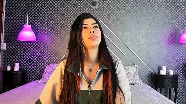 Snapshot of Cassie_bloom chatting on May 13, 3:37 am Cassie bloom online show from May 13, 3:37 am