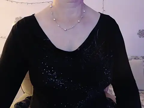Snapshot of YourfantasyGiuly chatting on May 9, 6:35 pm YourfantasyGiuly online show from May 9, 6:35 pm