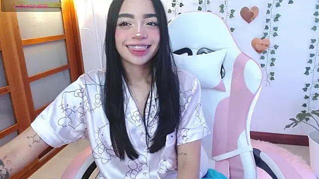 Snapshot of hellokitty__valery chatting on June 25, 2:00 am hellokitty valery online show from June 25, 2:00 am