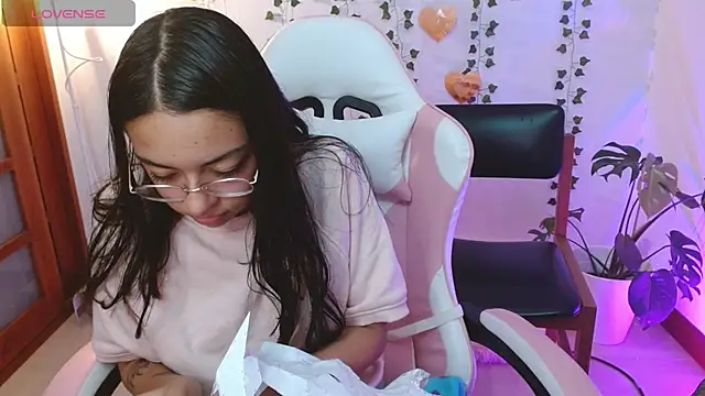 Snapshot of hellokitty__valery chatting on July 6, 1:35 am hellokitty valery online show from July 6, 1:35 am