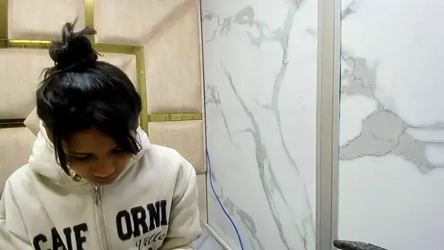 Snapshot of Kendall_6669 chatting on December 17, 12:22 pm Kendall 6669 online show from December 17, 12:22 pm