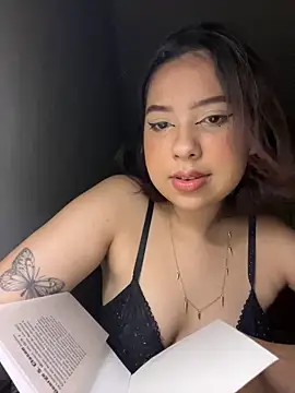 Snapshot of KiaraCut chatting on April 5, 1:25 am KiaraCut online show from April 5, 1:25 am