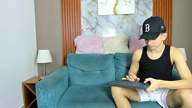 Snapshot of KING_OFF_BOYS chatting on April 17, 1:36 pm KING OFF BOYS online show from April 17, 1:36 pm