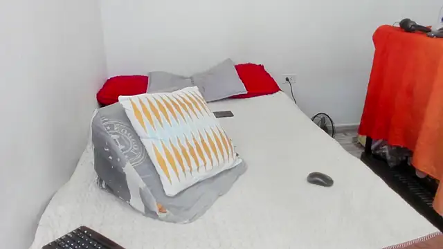 Snapshot of damian_c12 chatting on March 6, 11:31 pm damian c12 online show from March 6, 11:31 pm