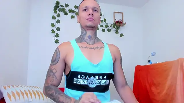 Snapshot of damian_c12 chatting on March 14, 11:43 pm damian c12 online show from March 14, 11:43 pm