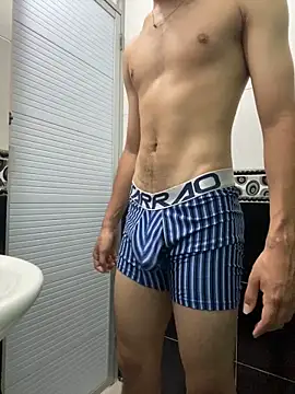 18 ALExxx online show from May 6, 9:09 pm