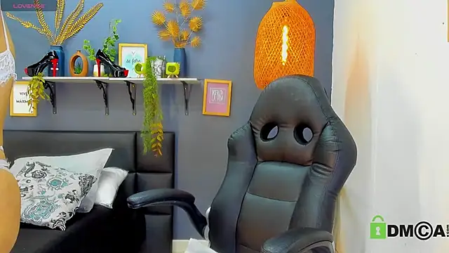 yessila parker online show from April 4, 9:18 am