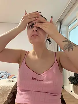 Miss Vic online show from May 29, 1:20 pm