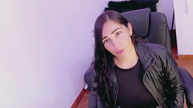 luna lgomez  online show from April 18, 1:37 pm