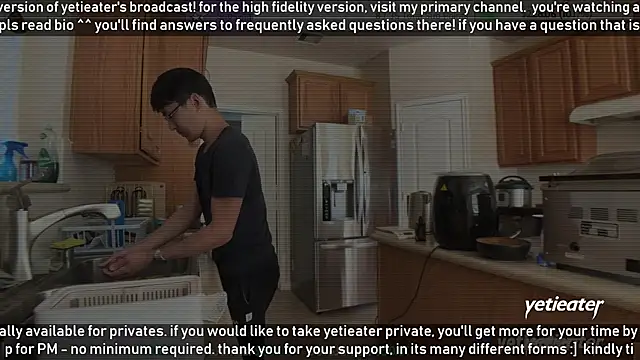 Snapshot of yetieater chatting on December 11, 5:59 pm yetieater online show from December 11, 5:59 pm