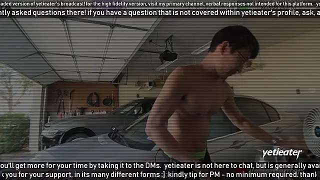 Snapshot of yetieater chatting on February 3, 9:39 pm yetieater online show from February 3, 9:39 pm