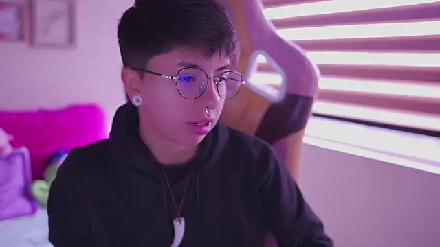 Snapshot of tommy_blue chatting on June 9, 12:28 pm tommy blue online show from June 9, 12:28 pm