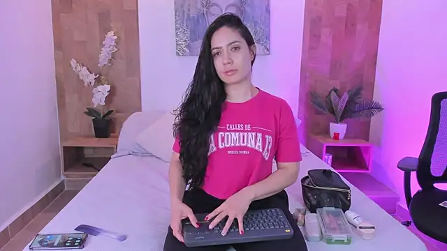 Snapshot of isabella_winkler chatting on June 18, 11:03 am isabella winkler online show from June 18, 11:03 am