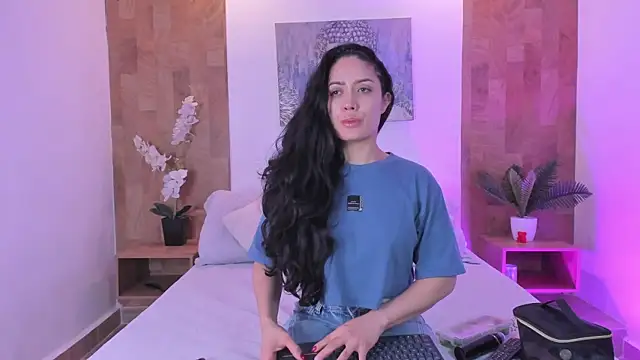 Snapshot of isabella_winkler chatting on June 20, 11:02 am isabella winkler online show from June 20, 11:02 am