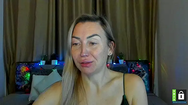 Snapshot of Kiss_julli88I chatting on December 13, 7:53 pm Kiss julli88I online show from December 13, 7:53 pm