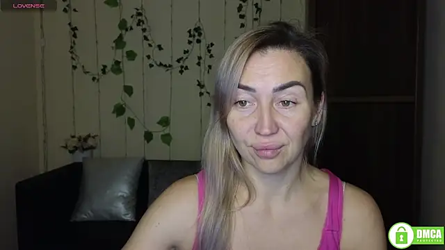 Snapshot of Kiss_julli88I chatting on December 17, 6:25 pm Kiss julli88I online show from December 17, 6:25 pm