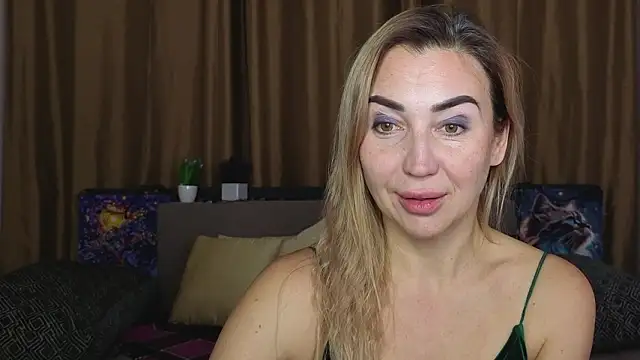 Snapshot of Kiss_julli88I chatting on January 17, 6:33 pm Kiss julli88I online show from January 17, 6:33 pm