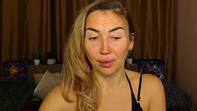 Snapshot of Kiss_julli88I chatting on January 18, 6:23 pm Kiss julli88I online show from January 18, 6:23 pm