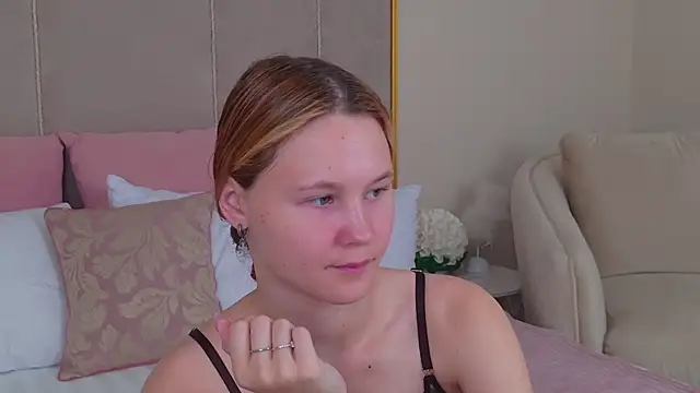 Snapshot of AmeliRoyse chatting on June 17, 5:25 pm AmeliRoyse online show from June 17, 5:25 pm