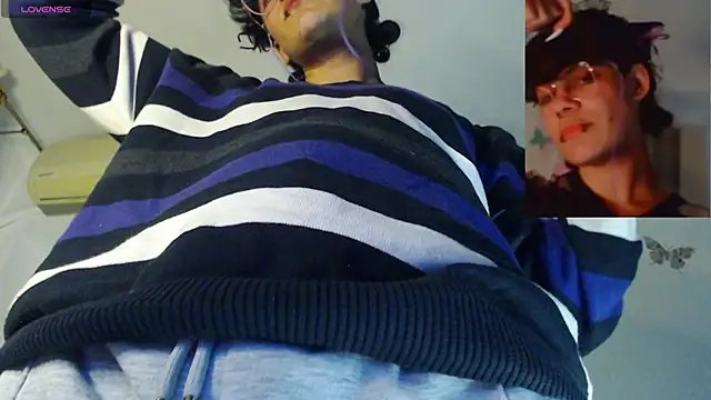 Snapshot of PainPrince69 chatting on October 10, 4:11 am PainPrince69 online show from October 10, 4:11 am