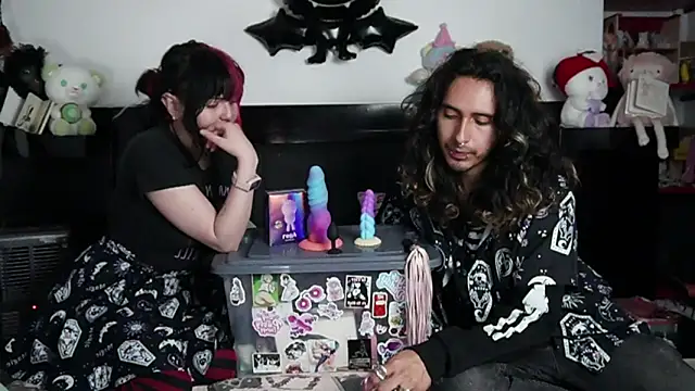 Snapshot of Devil_And_Princess chatting on February 5, 3:33 am Devil And Princess online show from February 5, 3:33 am