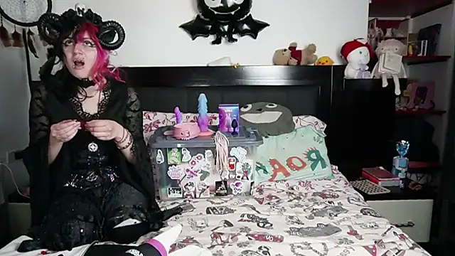 Snapshot of Devil_And_Princess chatting on February 8, 2:26 am Devil And Princess online show from February 8, 2:26 am