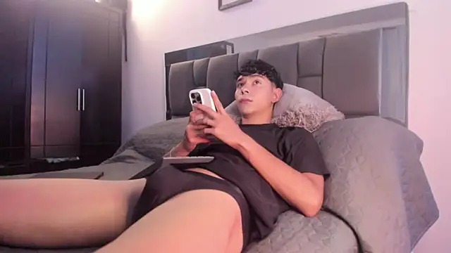 AndresM001 online show from April 9, 9:09 pm