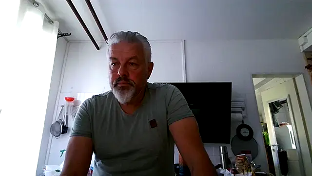Snapshot of Berg_Boy chatting on June 14, 6:15 am Berg Boy online show from June 14, 6:15 am