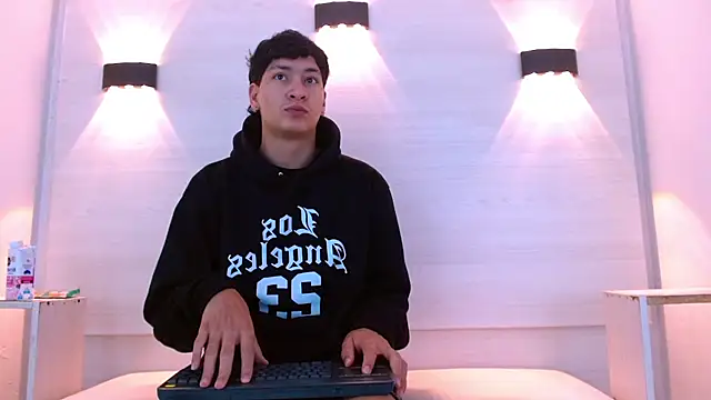 Snapshot of Jhojan_twink chatting on December 5, 12:03 pm Jhojan twink online show from December 5, 12:03 pm