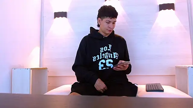 Snapshot of Jhojan_twink chatting on December 16, 12:32 pm Jhojan twink online show from December 16, 12:32 pm