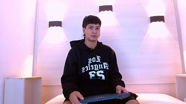 Snapshot of Jhojan_twink chatting on December 19, 1:18 pm Jhojan twink online show from December 19, 1:18 pm