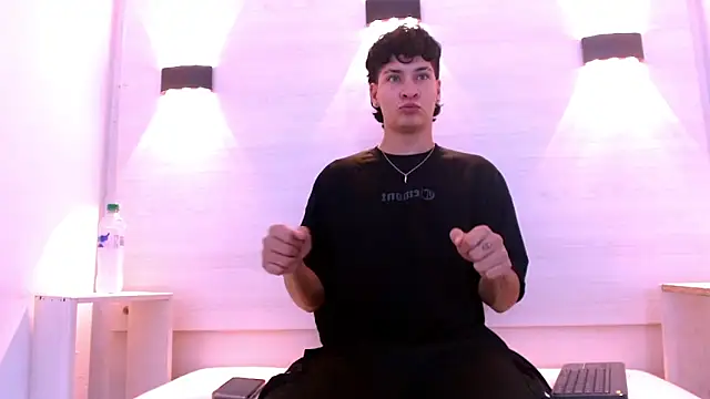 Snapshot of Jhojan_twink chatting on January 7, 4:04 am Jhojan twink online show from January 7, 4:04 am