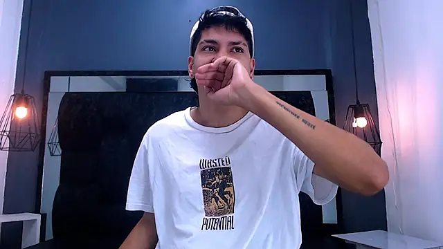 Snapshot of Jhojan_twink chatting on January 8, 4:26 am Jhojan twink online show from January 8, 4:26 am