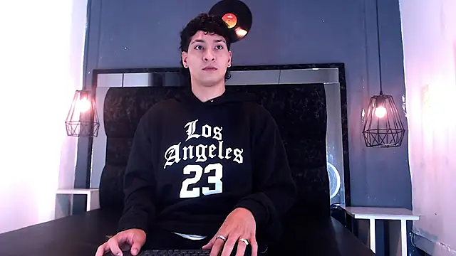 Snapshot of Jhojan_twink chatting on January 17, 4:28 am Jhojan twink online show from January 17, 4:28 am