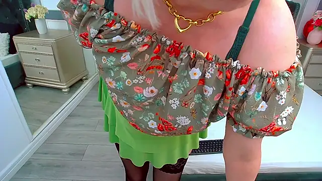 Snapshot of SuzzySun chatting on March 7, 5:17 pm SuzzySun online show from March 7, 5:17 pm